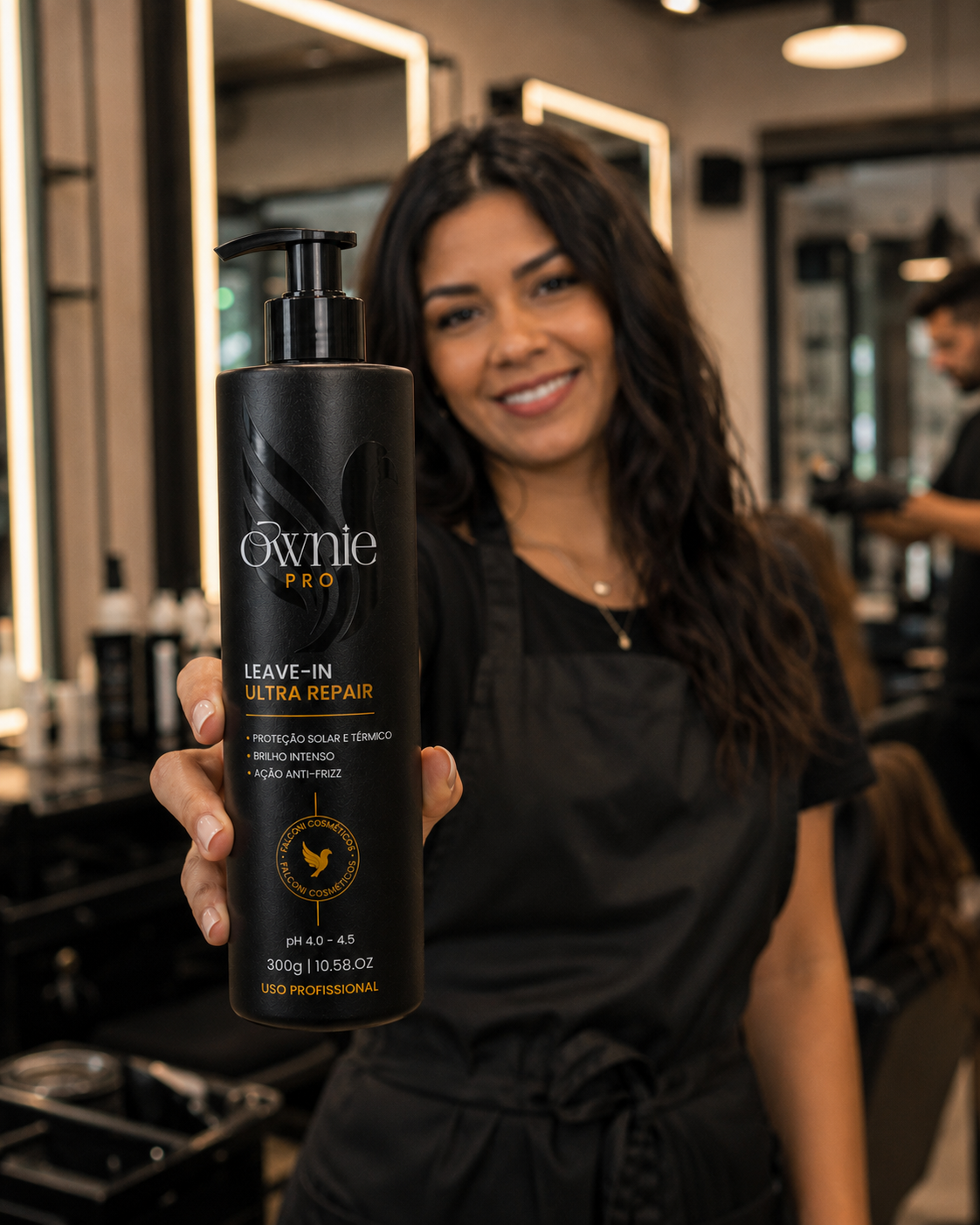 Juliana Prado com o Leave-in Ultra Repair no salão
